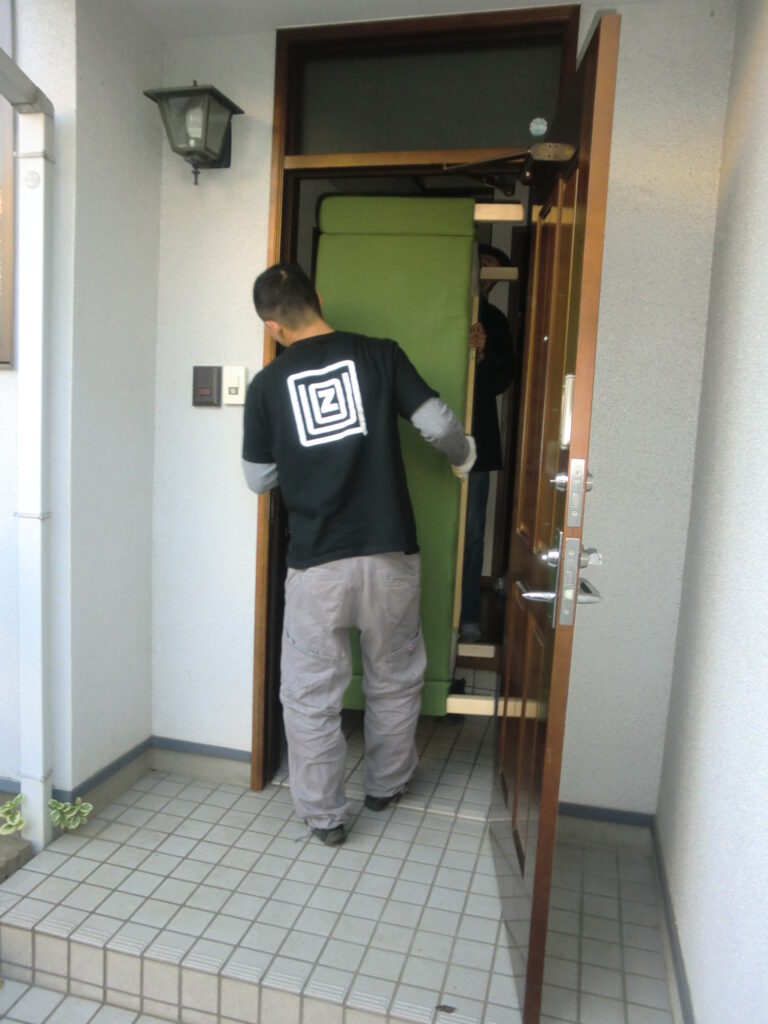 tokyo moving company carefully moving furniture