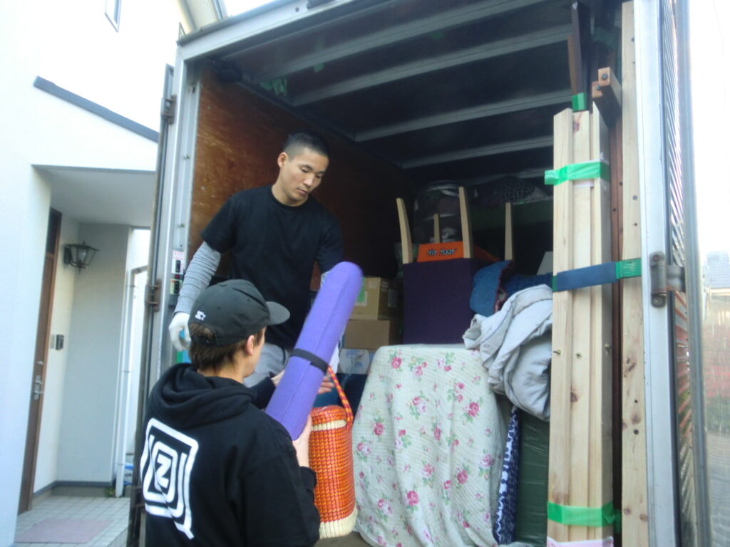 tokyo moving company transporting furniture with care